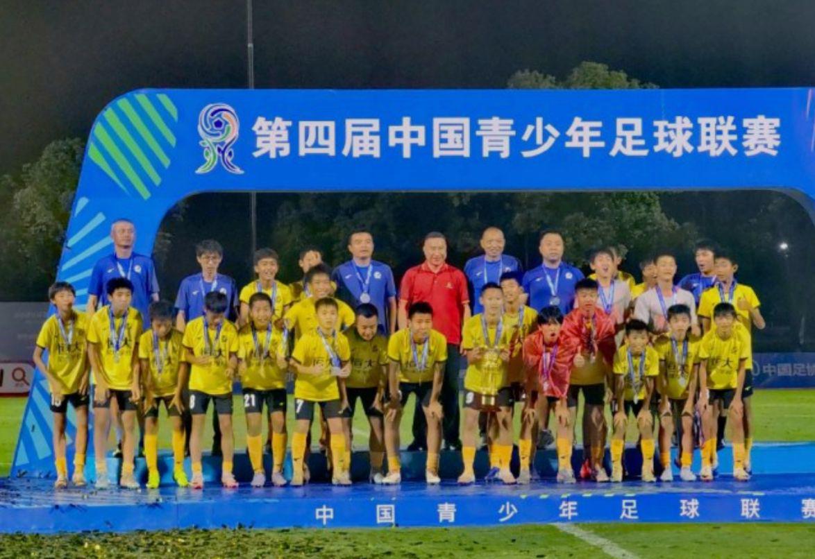 捧起冠军奖 捧起冠军奖